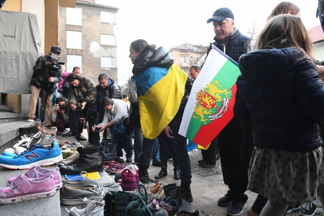 Протестиращите оставиха обувки пред руския културно-информационен център в София